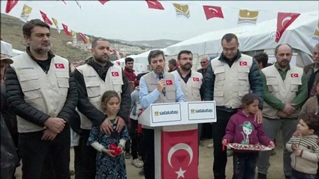 Sadakataşı, İdlib'de inşa ettiği briket evlere yerinden edilenleri yerleştirdi - İDLİB