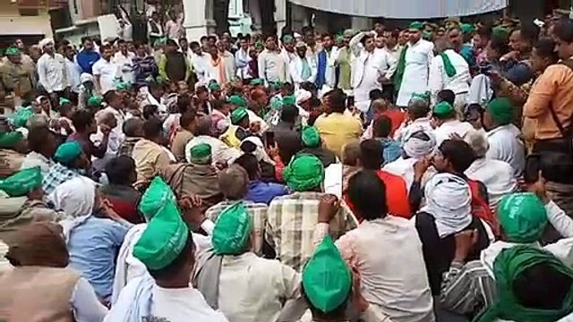 शामली: किसानों और वकीलों में हुआ संघर्ष, किसान बैठे धरने पर