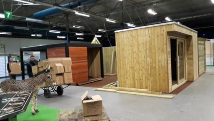 A Tournai, les exposants du salon Déco et Jardin démontent leur stand