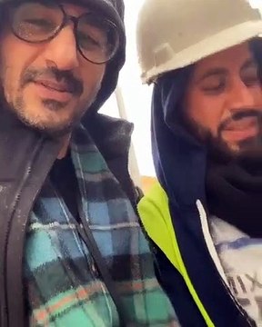 أحمد حلمي يفاجئ عامل نظافة وقت غرق الشوارع بهذه الطريقة