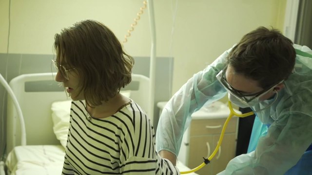 Marie, 25 ans, est hospitalisée depuis qu'elle a développé les premiers symptômes du Covid-19