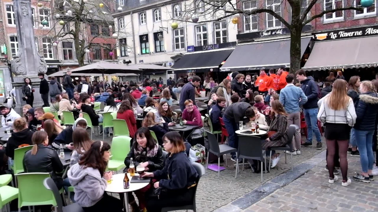 Les namurois profitent une dernière fois des terrasses de cafés de la place du marché aux légumes ( place du vieux...)