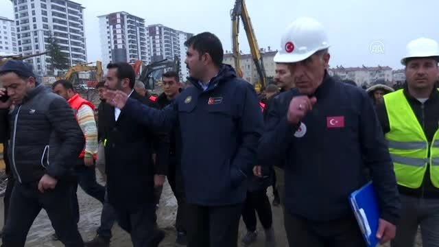 Çevre ve Şehircilik Bakanı Kurum, deprem bölgesinde inceleme yaptı