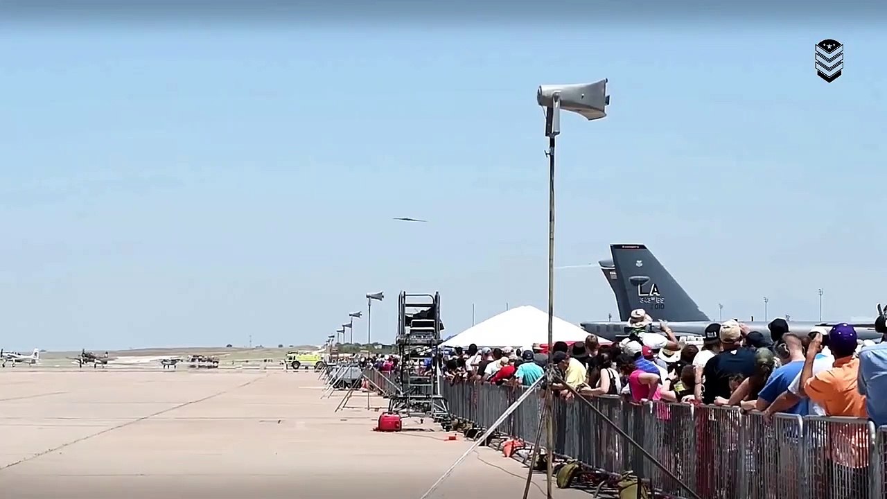 US_Military Weapon_B-1 Lancer and B-2 Spirit Fly Together, Shows Its INSANE Capability