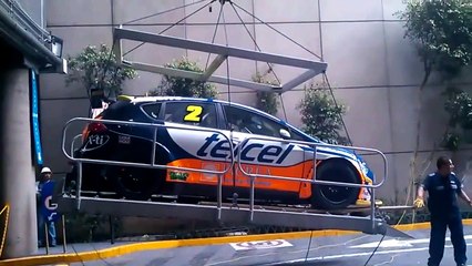 Livraison d'une voiture de rallye... qui termine sur le toit... Oups