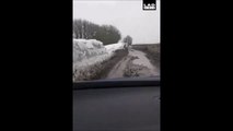 Regardez ce qu'il découvre en bord de route, caché sous la neige