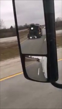 Sur l'autoroute, il se fait doubler par... une locomotive à vapeur