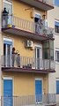 İtalya’da virüs yüzünden sokağa çıkamayan insanlar balkonlarında açık hava konseri veriyorlar