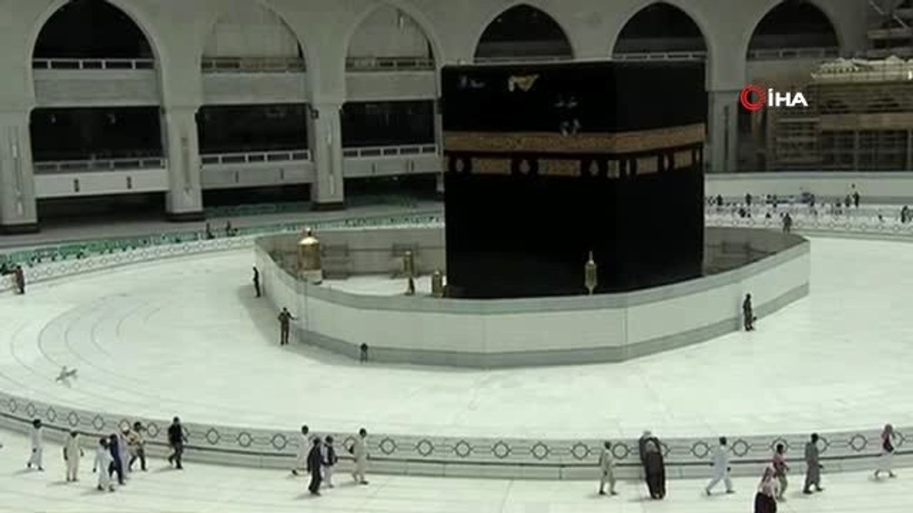 - Kabe'de Cuma namazı tavaf alanının dışında kılındı