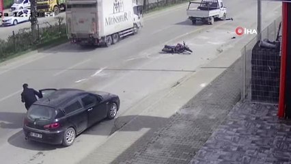 Kamyonetin altında 50 metre sürüklendi, o anları izleyince gözlerine inanamadı