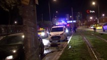 İzmir'de feci kaza... Otomobil tramvay yolunu aşıp karşı yola geçti: 4 yaralı