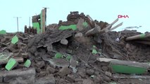 VAN Depremin hasara yol açtığı mahalellerde kerpiç ve taşlar üst üste yığılarak inşa edilmiş