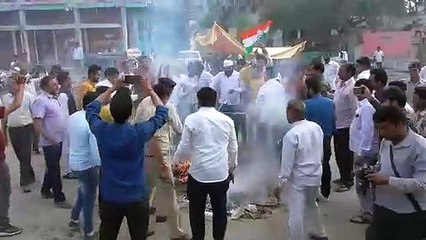 सागर: पुतला दहन के दौरान आग में झुलसा कांग्रेसी कार्यकर्ता