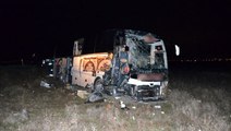 Aksaray'da bir yolcu otobüsü, seyir halindeki tıra arkadan çarptı: 44 yaralı