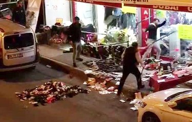 3 şahsın, demirlerle saldırarak mağazayı talan ettiği anlar kamerada