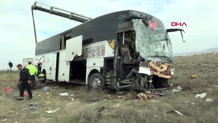 AKSARAY 44 KİŞİNİN YARALANDIĞI KAZADA OTOBÜSÜN LASTİKLERİ UYGUN DEĞİLMİŞ-3