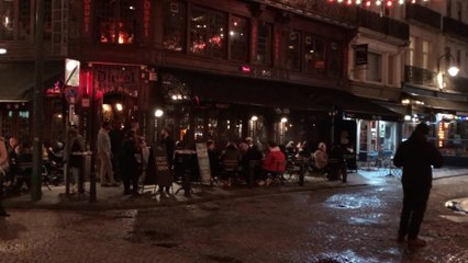 Coronavirus : du monde dans les bars et restaurants avant leur fermeture le 14 mars