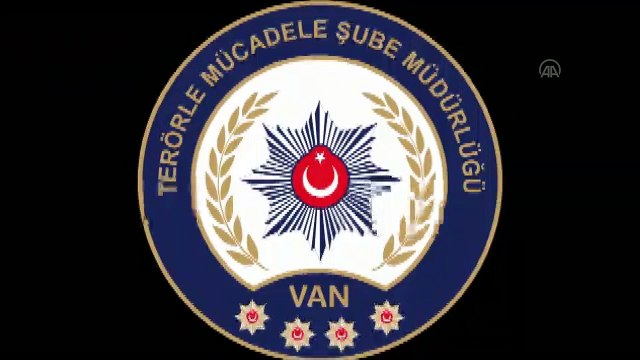 Van'da polisin ikna çalışmasıyla teslim olan 2 terörist ailelerine kavuştu