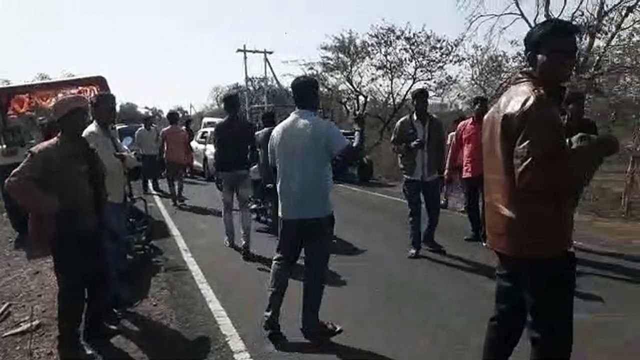 गुना: मज़दूरी के लिए जा रही मज़दूरों से भरी ट्रॉली पलटी
