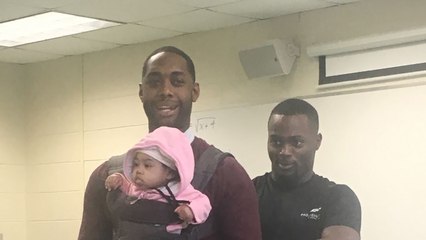 Il arrive en classe avec son bébé, ce que va faire son prof est incroyable….