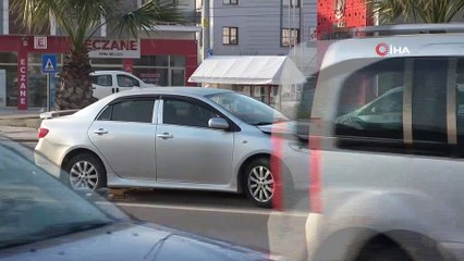 Kontrolden çıkan otomobil önce demir direği devirdi ardından ağaca çarptı