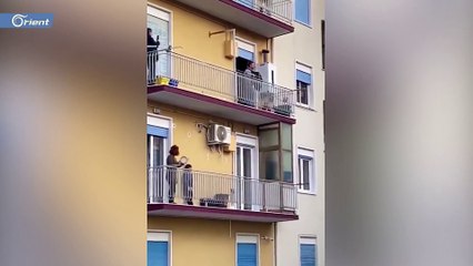 فيديو طريف.. شاهد كيف كسر الطليان الحجر الصحي بالموسيقى