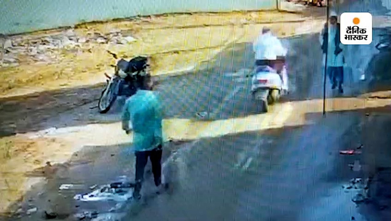 पिटबुल डॉग ने सड़क से गुजरते बुजुर्ग पर किया हमल...