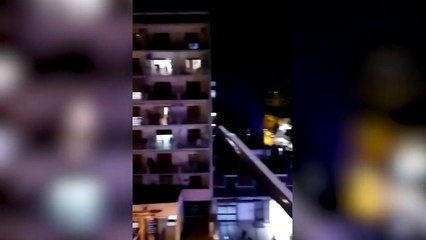 La gente en Nápoles cantando desde el balcón como en San Paolo