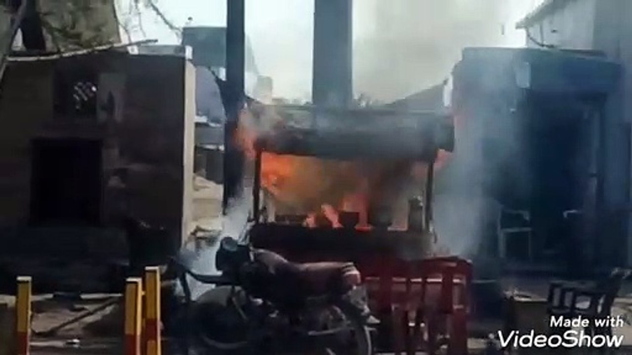 मथुरा: गोवर्धन बस स्टैंड पर लगी सिलेंडर फटने से आग