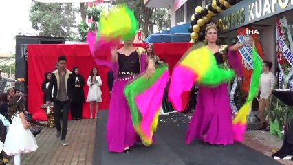 - Sokakta gelinlik defilesi