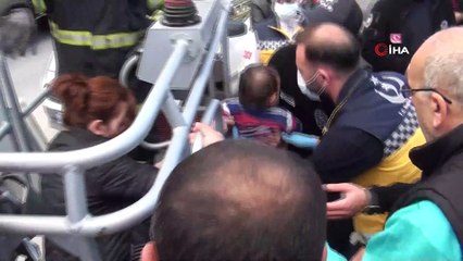 Kütahya'daki çatı yangınında mahsur kalan 4 kişi kurtarıldı