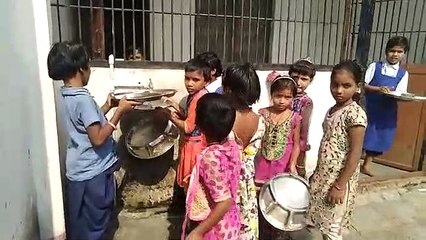 मन्दसौर: स्कूलों में बच्चों से पढ़ाई की जगह करवाए जा रहे है बर्तन साफ