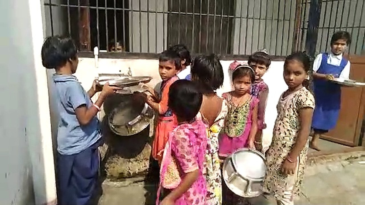 मन्दसौर: स्कूलों में बच्चों से पढ़ाई की जगह करवा...