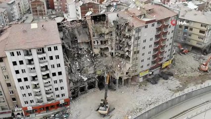Deprem sonrası bin 400 yapı yıkıldı, çalışmalar sürüyor