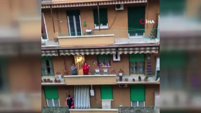 - Karantinadaki İtalya'da evinden çıkamayan halk pencerelerde şarkı söylüyor
