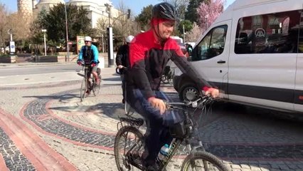 Tıp Bayramı'nı pedal çevirerek kutladılar