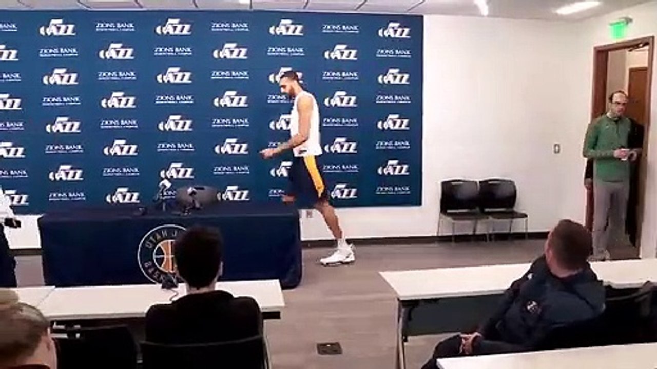 Basquetebolista que gozou com COVID-19 em conferência de imprensa acusa positivo