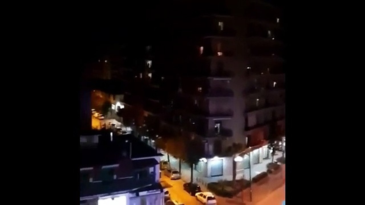 Italianos em quarentena obrigatória cantam à janela durante a noite