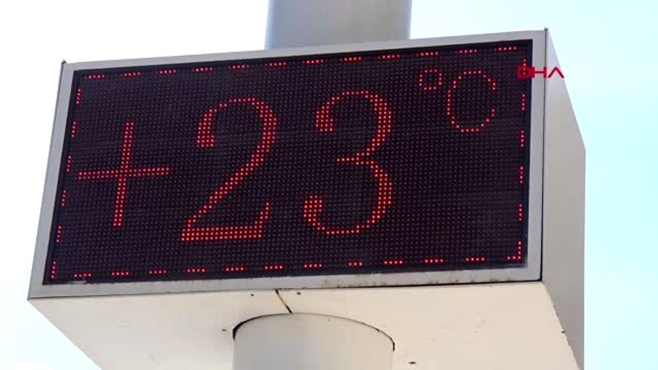 Marmaris'te sahiller güneşli havada doldu