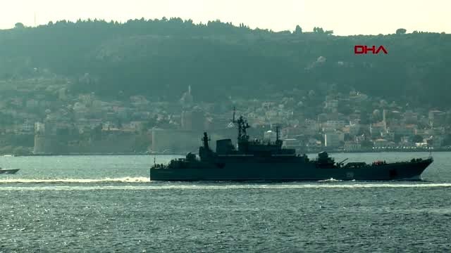 Rus savaş gemisi 'Caesar Kunikov', Çanakkale Boğazı'ndan geçti