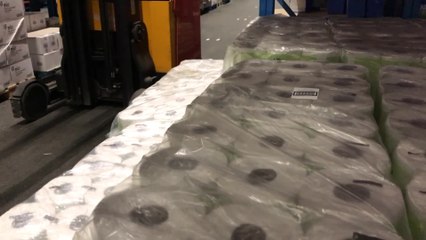 Sophie Wilmès visite les entrepôts de Colruyt à Ath pour rassurer la population