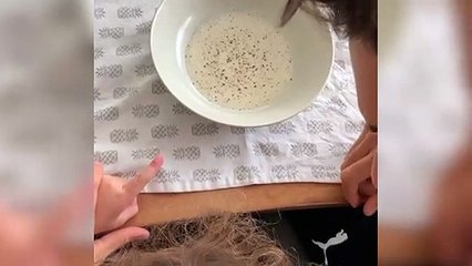 Marc Bartra, jugador del Betis, le explica a su hija la importancia de lavarse las manos para evitar el coronavirus