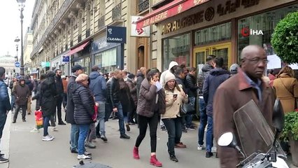 - Paris'te havayolu şirketleri önünde uzun kuyruklar oluştu