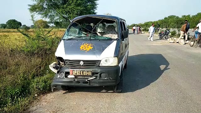 झांसी: तेज रफ्तार कार का टायर फटने से डिवाइडर को तोड़ पलटी कार