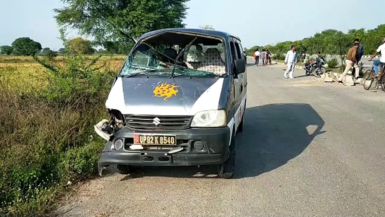 झांसी: तेज रफ्तार कार का टायर फटने से डिवाइडर को तोड़ पलटी कार