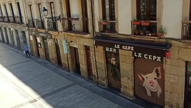 La Parte Vieja donostiarra desierta tras el cierre de bares por Covid-19