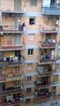 Des habitants confinés se mettent à chanter l’hymne italien depuis leur balcon