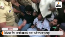 बागियों को मनाने बेंगलुरु गए दिग्विजय सिंह हिरासत में, पुलिस थाने ले गई तो बोले- अब भूख हड़ताल करूंगा