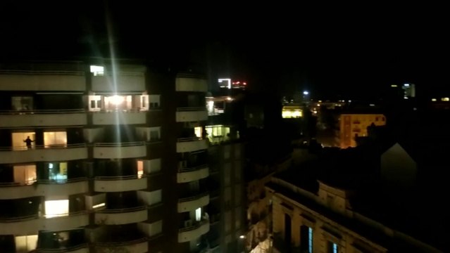 Aplausos en el barrio del Clot (Barcelona) por los sanitarios que combaten el coronavirus