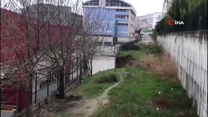 Esenyurt'ta fabrikanın istinat duvarı çöktü